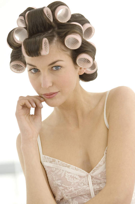 西方人,一个人,站,笑,微笑,竖图,室内,白天,正面,裙子,欧洲,欧洲人,仅一个年轻女性,仅一个女性,仅一个人,撑,连衣裙,托腮,注视,观察,看,托,站着,观看,吊带裙,卷发棒,卷发器,察看,关注,托下巴,烫发器,年轻女性,女人,女性,白种人,站立,半身,彩图