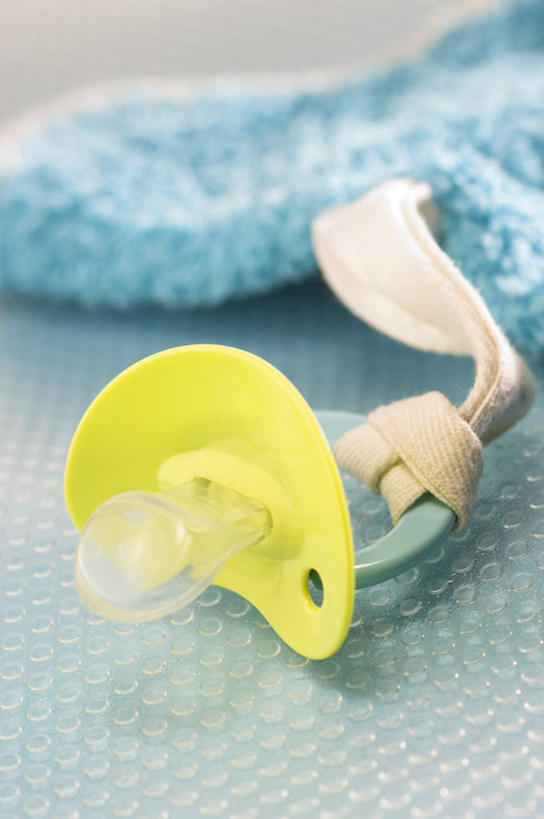 无人,竖图,俯视,室内,特写,白天,静物,阴影,朦胧,模糊,反射,影子,围兜,黄色,餐巾,奶嘴,口水巾,食饭兜,婴儿围脖,婴儿围兜,彩图,高角度拍摄