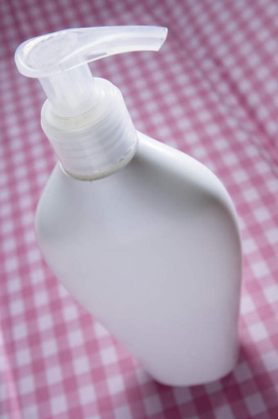 无人,竖图,俯视,室内,特写,白天,化妆,美容,桌面,桌子,静物,护肤,阴影,反射,木制,布料,影子,布纹,桌布,一个,白色,餐巾,化妆品,木制品,瓶子,塑料制品,肥皂,台布,香皂,日用品,洗浴用品,清洁,保养,享受,休闲,塑料瓶,放松,保健,单个,护肤品,化妆用品,护肤用品,舒缓,养颜,去污,紧肤,嫩肤,洗涤,彩图,高角度拍摄