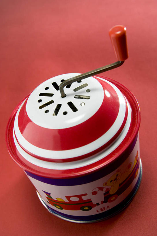 无人,竖图,俯视,室内,特写,白天,游戏,静物,玩具,阴影,红色背景,反射,影子,玩,娱乐,一个,休闲,益智,摄影,影棚,单个,活动,音乐盒,发泄,消遣,智力,宣泄,玩耍,嬉戏,彩图,高角度拍摄,影棚拍摄,拍摄