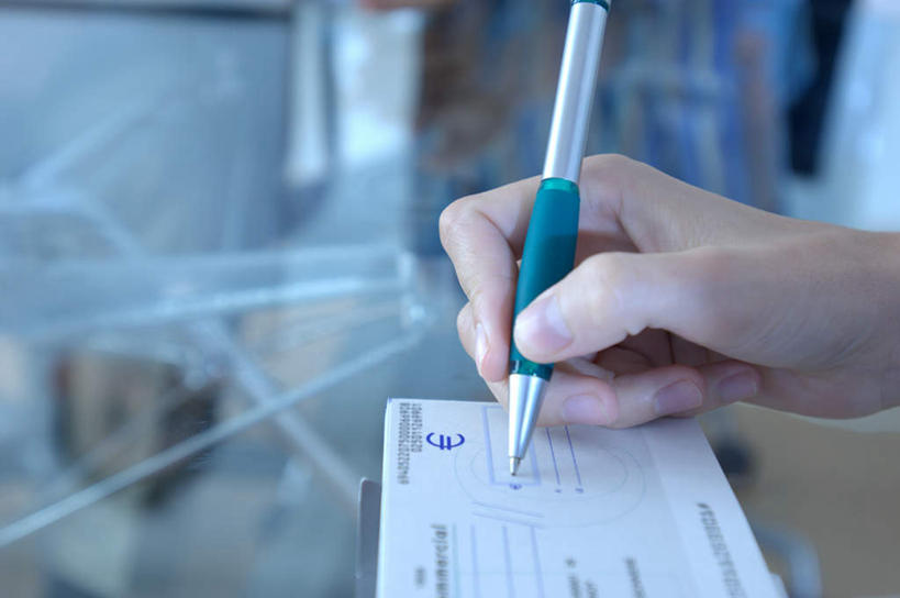 西方人,手,一个人,商务人士,商务女性,横图,俯视,室内,特写,白天,桌子,欧洲,欧洲人,仅一个年轻女性,仅一个女性,仅一个人,握,套装,朦胧,模糊,笔,办公桌,办公用品,圆珠笔,拿,拿着,文具,学习用品,手部,握着,金融,经济,单手,支票,文具用品,一支,单据,书写,票据,商务装,单子,流通,贸易,工薪阶层,年轻女性,女人,女性,白种人,白领,上班族,半身,彩图,高角度拍摄