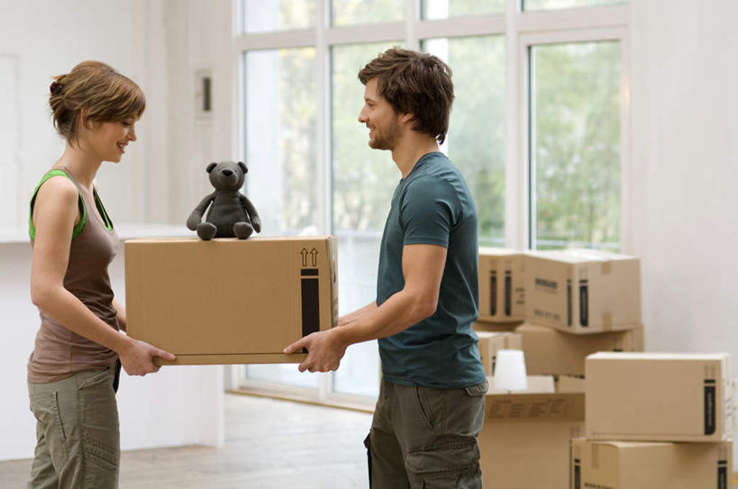 西方人,两个人,伙伴,朋友,站,笑,搬运,微笑,露齿笑,横图,室内,白天,侧面,爱情,游戏,友谊,合作,团队,植物,窗户,熊,玩具,欧洲,欧洲人,服装,包装,玩偶,纸箱,墙,泰迪熊,浪漫,玩,注视,休闲装,娱乐,玻璃窗,相视,墙壁,墙面,树,树木,衣服,绿色,自然,容器,玩具熊,箱子,观察,看,站着,休闲,温暖,温馨,面对面,休闲服,恩爱,益智,战略,恋人,服饰,毛绒玩具,生长,成长,观看,对视,安慰,和睦,察看,互视,发泄,关注,消遣,纸板箱,相对,包装箱,相看,宣泄,联合,合谋,罗斯福熊,配合,协作,男人,男性,年轻女性,女人,女性,中年男性,白种人,情侣,搬,玩耍,嬉戏,站立,半身,彩图,伴侣,融洽