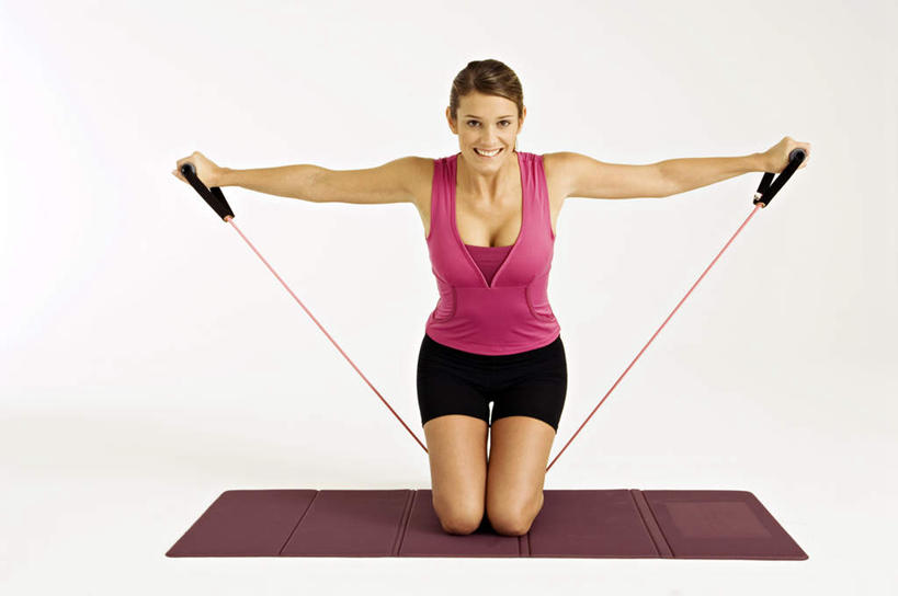 西方人,一个人,跪,伸展双臂,笑,微笑,露齿笑,横图,室内,白天,白色背景,正面,运动服,欧洲,欧洲人,仅一个年轻女性,仅一个女性,仅一个人,握,服装,毯子,拿,拿着,注视,运动器械,衣服,瑜伽垫,垫子,观察,看,健身器械,握着,摄影,服饰,影棚,观看,察看,衣着,穿着,关注,健身器材,瑜伽毯,阻力带,衣饰,年轻女性,女人,女性,白种人,敞开双臂,跪着,伸开双臂,展开双肩,张开手臂,张开双臂,彩图,全身,影棚拍摄,拍摄,运动器材,运动装