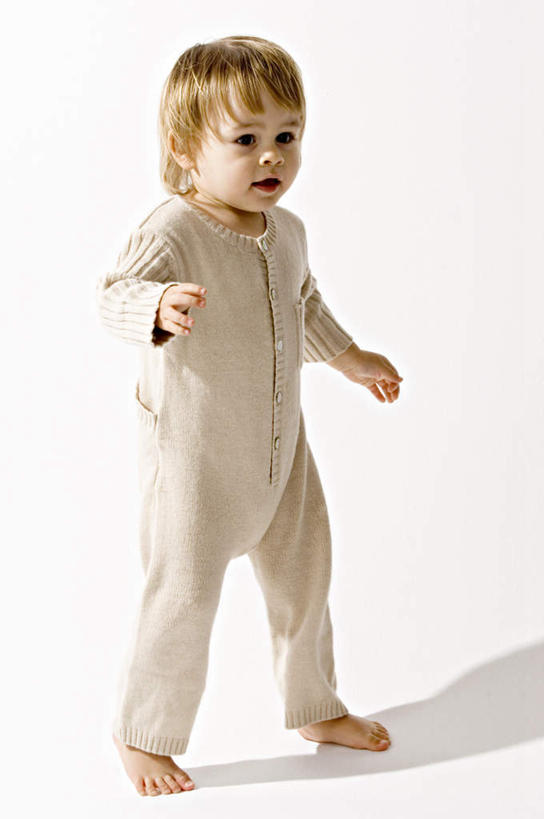 西方人,婴儿,儿童,一个人,站,竖图,室内,白天,白色背景,正面,婴儿服装,纯洁,欧洲,欧洲人,仅一个人,阴影,反射,影子,注视,小孩,观察,看,站着,可爱,活泼,观看,察看,关注,宝宝,纯真,烂漫,无邪,伶俐,天真,白种人,孩子,站立,彩图,全身,婴儿服