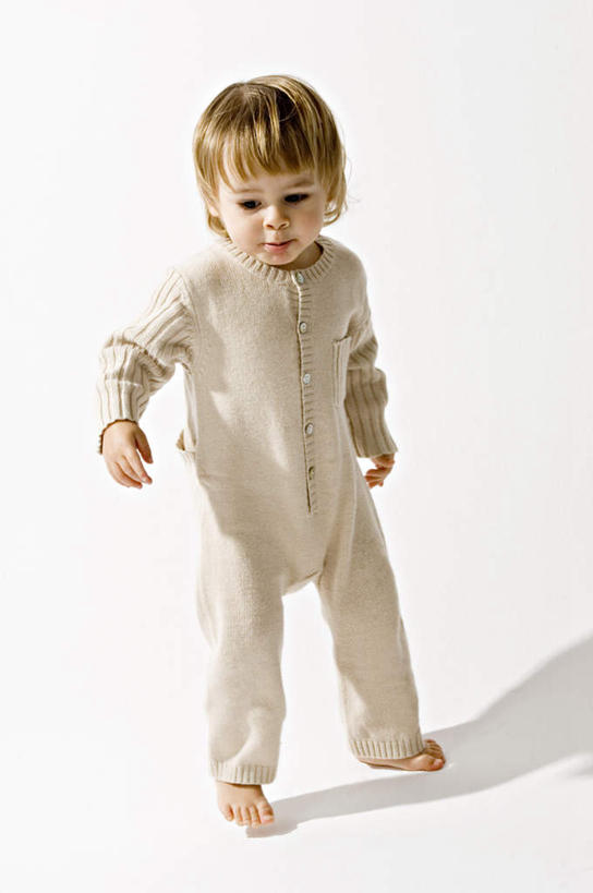 西方人,婴儿,儿童,一个人,站,竖图,室内,白天,白色背景,正面,婴儿服装,纯洁,欧洲,欧洲人,仅一个人,阴影,反射,影子,注视,小孩,观察,看,站着,可爱,活泼,观看,察看,关注,宝宝,纯真,烂漫,无邪,伶俐,天真,白种人,孩子,站立,彩图,全身,婴儿服