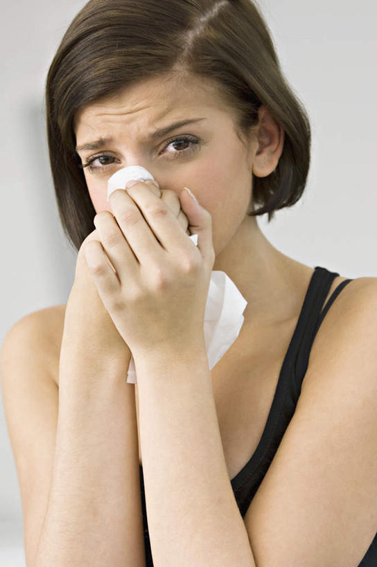 西方人,脸,头,脸颊,脖子,手,一个人,竖图,室内,特写,白天,正面,吊带,欧洲,欧洲人,双手,仅一个年轻女性,仅一个女性,仅一个人,擦,抚摸,服装,注视,吊带衫,肩膀,衣服,纸巾,观察,看,手部,擦拭,遮,遮掩,服饰,观看,察看,感冒,掩盖,遮挡,衣着,穿着,关注,遮盖,掩饰,衣饰,伤风,揩擦,拭,年轻女性,女人,女性,白种人,头部,脖,颈,颈部,脸部,脸蛋,面部,半身,彩图,轻抚