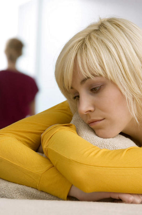 西方人,两个人,伙伴,朋友,客厅,站,竖图,室内,白天,正面,友谊,窗户,靠垫,沙发,欧洲,欧洲人,服装,朦胧,模糊,靠枕,注视,休闲装,玻璃窗,衣服,垫子,枕头,观察,看,趴着,站着,休闲,休闲服,服饰,观看,察看,起居室,关注,布艺沙发,悲哀,悲痛,客堂,悲恸,友情,年轻女性,女人,女性,白种人,趴,站立,半身,彩图