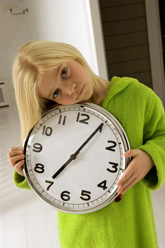 西方人,儿童,一个人,站,竖图,室内,白天,正面,纯洁,欧洲,欧洲人,仅一个女性,仅一个人,握,阴影,睡衣,时间,反射,时钟,影子,墙,计时,注视,墙壁,墙面,一个,小孩,绿色,钟表,观察,看,站着,仅一个小孩,表,可爱,童年,童趣,握着,单个,观看,担忧,察看,忧虑,关注,忧郁,童真,烂漫,无邪,寝衣,担心,天真,女孩,女人,女性,白种人,孩子,钟,站立,半身,彩图,耽心,女生