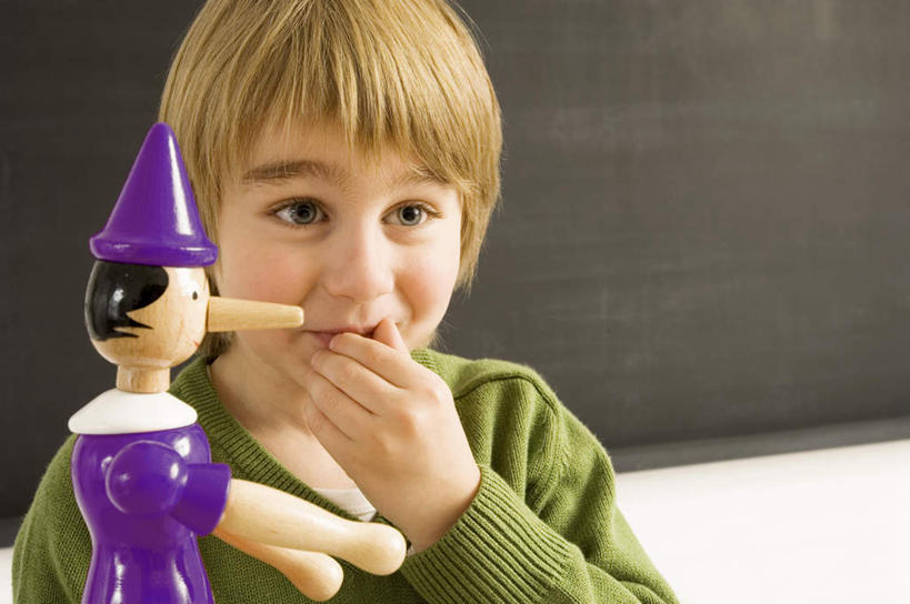 西方人,儿童,手,一个人,笑,微笑,横图,室内,白天,正面,游戏,纯洁,玩具,欧洲,欧洲人,仅一个男性,仅一个人,阴影,服装,反射,玩偶,影子,墙,玩,注视,休闲装,娱乐,墙壁,墙面,小孩,衣服,白色,黑色,黑板,观察,看,仅一个小孩,休闲,手部,休闲服,可爱,童年,童趣,益智,教学,遮,遮掩,服饰,观看,活动,单手,察看,掩盖,遮挡,发泄,关注,消遣,智力,童真,烂漫,无邪,遮盖,宣泄,掩饰,匹诺曹,耐磨,教学黑板,天真,男孩,男人,男性,白种人,孩子,玩耍,嬉戏,半身,彩图,男生