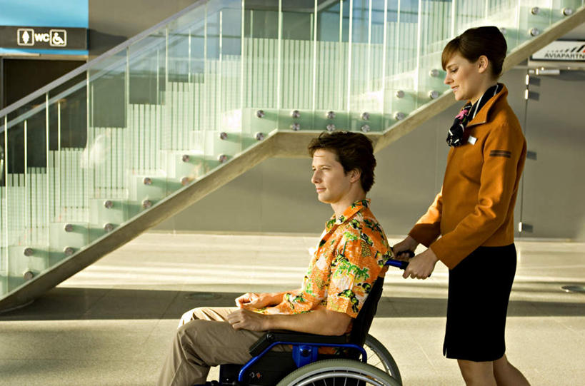 西方人,两个人,病人,地勤人员,机场,栏杆,坐,推,横图,室内,白天,侧面,工作服,制服,楼梯,飞机场,欧洲,欧洲人,一辆,阴影,服装,反射,扶手,工具,领结,影子,阶梯,墙,注视,休闲装,标识,吊牌,护栏,墙壁,墙面,台阶,衣服,轮椅,胸牌,复健,观察,看,休闲,康复,休闲服,器械,服饰,观看,察看,医疗设备,徽章,关注,病患,医疗器械,身份,残疾,残疾人,医疗工具,伤残,胸章,胸卡,辅助设备,残障,弱势群体,编号牌,雕刻牌,工号牌,胸号牌,胸徽,员工牌,工作制服,男人,男性,年轻女性,女人,女性,中年男性,白种人,患者,就医者,航空站,空港,地勤,坐着,半身,彩图,工作套服