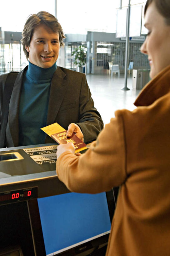 西方人,背部,两个人,商务人士,前台,服务员,地勤人员,商务男性,机场,站,竖图,室内,白天,正面,工作服,衬衫,制服,显示器,飞机场,照明,欧洲,欧洲人,阴影,套装,服装,反射,包,屏幕,影子,墙,灯光,旅行包,注视,休闲装,显示屏,顶灯,相视,墙壁,墙面,灯,一个,衣服,灯具,观察,看,站着,休闲,面对面,休闲服,服饰,单个,观看,对视,照亮,察看,互视,照明设备,关注,相对,商务装,登记,工薪阶层,输出设备,相看,旅游包,提包,工作制服,接待员,男人,男性,年轻女性,女人,女性,中年男性,白种人,白领,服务生,上班族,航空站,空港,地勤,站立,半身,彩图,衬衣,工作套服,机票