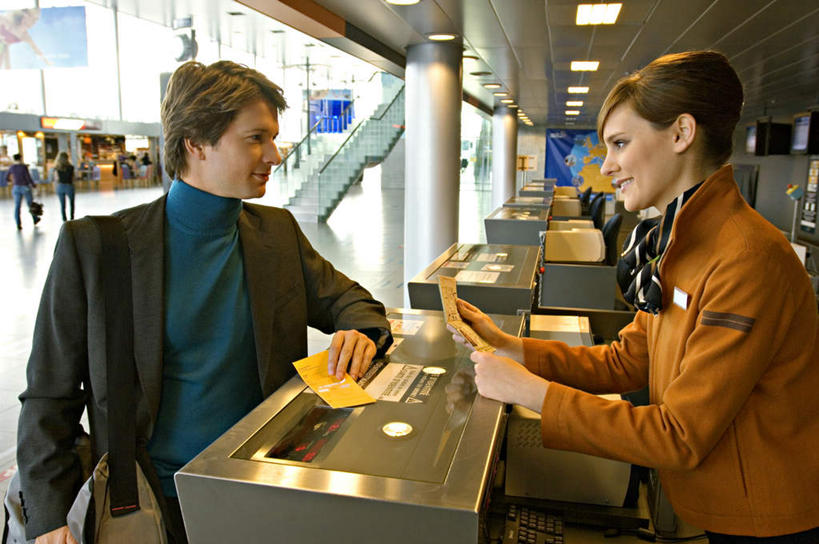 西方人,两个人,商务人士,前台,服务员,地勤人员,商务男性,机场,站,笑,微笑,横图,室内,白天,侧面,工作服,衬衫,制服,显示器,飞机场,照明,欧洲,欧洲人,阴影,套装,服装,反射,包,屏幕,影子,墙,灯光,旅行包,注视,休闲装,标识,吊牌,显示屏,顶灯,相视,墙壁,墙面,灯,一个,衣服,胸牌,灯具,观察,看,站着,休闲,面对面,休闲服,服饰,单个,观看,对视,照亮,察看,徽章,互视,照明设备,关注,相对,商务装,身份,登记,工薪阶层,输出设备,胸章,胸卡,相看,旅游包,编号牌,雕刻牌,工号牌,提包,胸号牌,胸徽,员工牌,工作制服,接待员,男人,男性,年轻女性,女人,女性,中年男性,白种人,白领,服务生,上班族,航空站,空港,地勤,站立,半身,彩图,衬衣,工作套服,机票