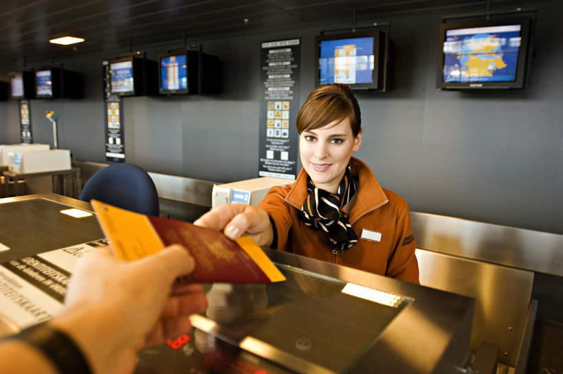 西方人,两个人,前台,服务员,地勤人员,机场,站,坐,横图,室内,白天,正面,工作服,衬衫,制服,显示器,飞机场,照明,欧洲,欧洲人,握,阴影,朦胧,模糊,反射,屏幕,影子,墙,灯光,注视,标识,吊牌,显示屏,顶灯,顾客,相视,墙壁,墙面,灯,胸牌,灯具,观察,看,站着,面对面,握着,观看,对视,护照,照亮,察看,徽章,互视,照明设备,关注,相对,身份,登记,输出设备,胸章,胸卡,相看,编号牌,雕刻牌,工号牌,胸号牌,胸徽,员工牌,工作制服,接待员,主顾,男人,男性,年轻女性,女人,女性,中年男性,白种人,服务生,航空站,空港,地勤,站立,坐着,半身,彩图,衬衣,工作套服,机票