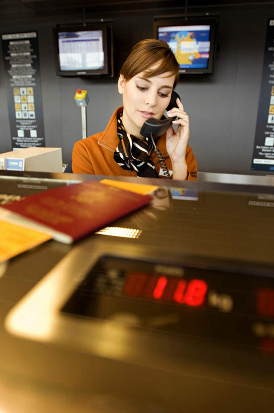 西方人,一个人,前台,地勤人员,机场,站,笑,打电话,微笑,竖图,室内,白天,正面,工作服,制服,显示器,飞机场,电话,欧洲,欧洲人,仅一个年轻女性,仅一个女性,仅一个人,阴影,朦胧,模糊,反射,领结,屏幕,影子,注视,通讯设备,标识,吊牌,显示屏,话筒,胸牌,观察,看,站着,电话线,观看,察看,徽章,固定电话,关注,身份,输出设备,胸章,胸卡,编号牌,雕刻牌,工号牌,胸号牌,胸徽,员工牌,工作制服,接待员,交流,年轻女性,女人,女性,白种人,航空站,空港,电话机,地勤,沟通,通话,站立,半身,彩图,工作套服