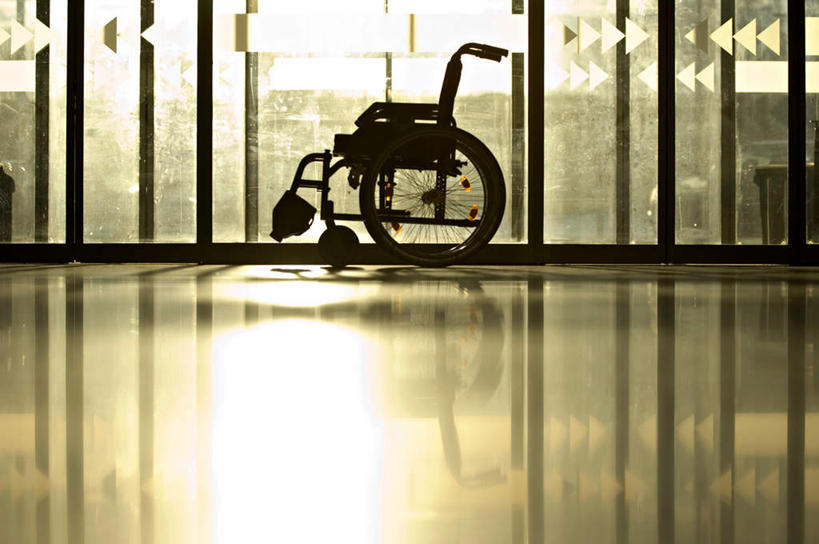 无人,医院,横图,室内,白天,正面,窗户,落地窗,一辆,阴影,反射,工具,影子,背光,玻璃窗,轮椅,复健,康复,器械,医疗设备,医疗器械,医疗工具,逆光,医疗机构,辅助设备,彩图,病院,诊所