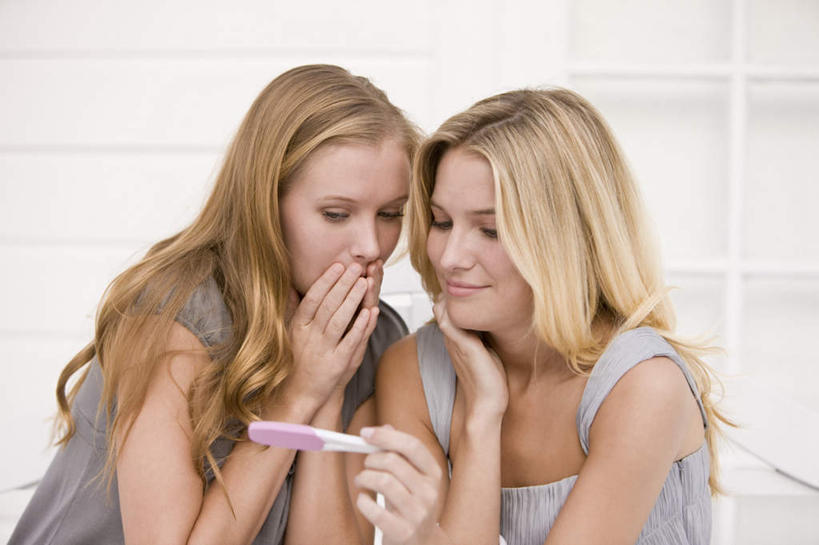 西方人,两个人,伙伴,朋友,坐,横图,室内,白天,正面,友谊,窗户,欧洲,欧洲人,撑,阴影,服装,惊讶,反射,影子,托腮,注视,休闲装,玻璃窗,一个,衣服,观察,看,托,休闲,休闲服,服饰,单个,观看,惊奇,察看,验孕棒,关注,托下巴,验孕,测孕,测孕棒,验孕笔,诧异,友情,年轻女性,女人,女性,白种人,坐着,半身,彩图