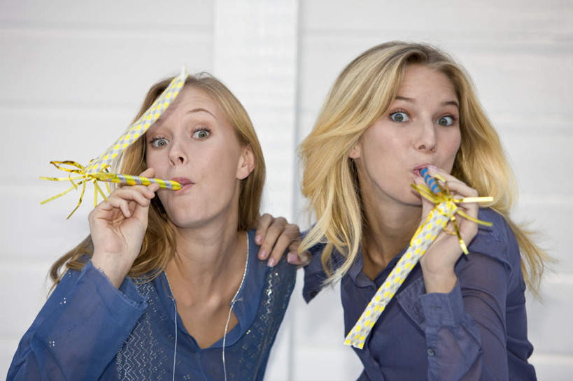 西方人,两个人,伙伴,朋友,横图,室内,白天,正面,游戏,友谊,玩具,欧洲,欧洲人,握,服装,拿,玩,拿着,注视,休闲装,娱乐,衣服,吹,观察,看,休闲,休闲服,益智,握着,服饰,观看,活动,察看,发泄,关注,消遣,智力,玩具吹卷,宣泄,吹卷,友情,年轻女性,女人,女性,白种人,玩耍,嬉戏,半身,彩图