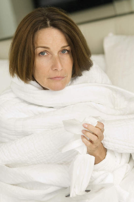 西方人,一个人,坐,竖图,室内,白天,正面,床,生活用品,卧室,欧洲,欧洲人,仅一个女性,仅一个人,握,纸,双人床,床单,拿,拿着,注视,被子,纸巾,日用品,观察,看,生病,握着,仅一个老年女性,卫生纸,观看,察看,被单,关注,抱病,生活用纸,老年女性,女人,女性,白种人,坐着,半身,彩图,睡房,卧房