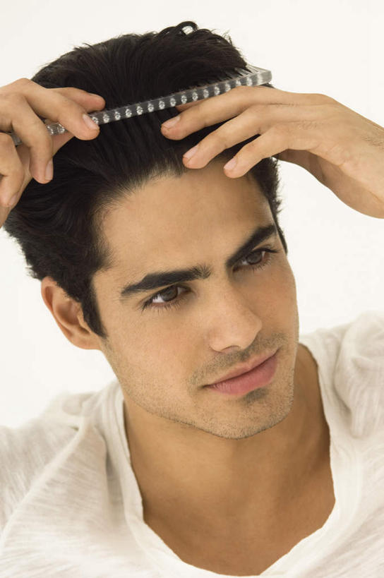 西方人,脸,头,脸颊,手,一个人,站,竖图,室内,特写,白天,正面,欧洲,欧洲人,双手,仅一个男性,仅一个人,握,阴影,服装,朦胧,模糊,反射,影子,拿,梳子,拿着,梳头,注视,休闲装,肩膀,仅一个年轻男性,衣服,日用品,观察,看,站着,休闲,手部,休闲服,握着,服饰,观看,察看,关注,美发用品,男人,男性,年轻男性,白种人,头部,脸部,脸蛋,面部,站立,半身,彩图