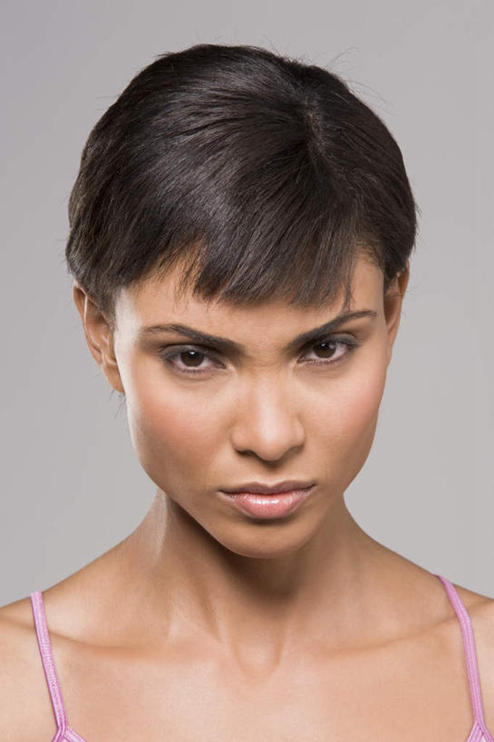 西方人,脸,头,脸颊,脖子,锁骨,肩胛骨,胸骨,肋骨,头发,一个人,竖图,室内,特写,白天,正面,吊带,欧洲,欧洲人,仅一个年轻女性,仅一个女性,仅一个人,灰色背景,服装,生气,注视,吊带衫,肩膀,衣服,黑色,观察,看,愤怒,摄影,服饰,影棚,观看,恼怒,察看,愤慨,怒气,气愤,衣着,穿着,发怒,关注,怒火,情绪,脾气,忿怒,怨恨,强烈,胸椎,腰骨,肋软骨,衣饰,气忿,愤恨,肝火,激动,年轻女性,女人,女性,白种人,头部,直发,脖,颈,颈部,脸部,脸蛋,面部,半身,彩图,影棚拍摄,拍摄,短发