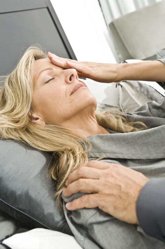 西方人,老年人,两个人,家庭,夫妻,躺,闭眼,摸,竖图,室内,白天,侧面,爱情,床,靠垫,卧室,欧洲,欧洲人,抚摸,睡衣,服装,朦胧,模糊,墙,双人床,床单,靠枕,浪漫,休闲装,被子,墙壁,墙面,衣服,白色,垫子,枕头,休闲,温暖,温馨,一家人,休闲服,恩爱,恋人,服饰,安慰,和睦,被单,抚慰,慰藉,寝衣,劝慰,卧着,老年男性,老年女性,男人,男性,女人,女性,白种人,夫妇,情侣,闭眼睛,闭着眼,闭着眼睛,触摸,接触,躺着,卧,半身,彩图,睡房,卧房,伴侣,融洽