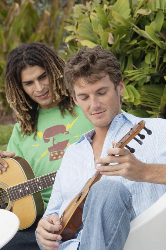 西方人,两个人,伙伴,朋友,坐,竖图,室外,白天,正面,友谊,植物,叶子,欧洲,欧洲人,握,服装,绿叶,吉他,乐器,弦乐器,弹奏,拿,拿着,注视,休闲装,树,树木,衣服,绿色,自然,观察,看,休闲,休闲服,嫩叶,握着,服饰,生长,成长,观看,察看,关注,弹拨弦鸣乐器,尤克里里琴,夏威夷四弦琴,友情,男人,男性,年轻男性,白种人,叶,叶片,坐着,半身,彩图,弹拨弦乐器