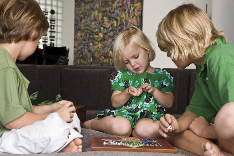 西方人,儿童,三个人,家庭,客厅,坐,盘腿,横图,室内,白天,正面,游戏,纯洁,智慧,沙发,欧洲,欧洲人,握,服装,拿,玩,拿着,注视,休闲装,娱乐,小孩,衣服,观察,看,休闲,温暖,温馨,一家人,休闲服,棋盘,可爱,童年,童趣,益智,握着,服饰,观看,活动,和睦,察看,起居室,发泄,关注,消遣,智力,跳棋,布艺沙发,童真,烂漫,无邪,宣泄,客堂,西洋跳棋,国际跳棋,天真,男孩,男人,男性,女孩,女人,女性,白种人,盘腿而坐,盘膝,盘着腿的,盘着腿坐,双腿交叉,玩耍,嬉戏,坐着,半身,彩图,融洽,男生,女生