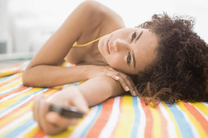 西方人,一个人,体育馆,游泳池,打电话,横图,室外,白天,正面,泳装,比基尼,水,电话,手机,欧洲,欧洲人,仅一个年轻女性,仅一个女性,仅一个人,握,朦胧,模糊,毯子,水池,水面,拿,拿着,注视,通讯设备,泳池,垫子,观察,看,趴着,握着,观看,察看,游泳馆,关注,一部,沙滩垫,交流,年轻女性,女人,女性,白种人,沟通,趴,通话,半身,彩图,三点式,泳衣