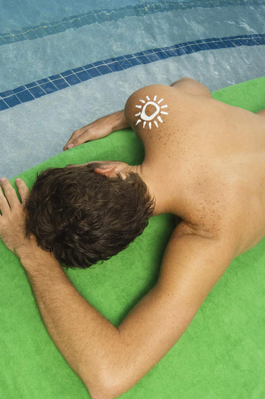 西方人,一个人,游泳池,竖图,俯视,室外,白天,水,欧洲,欧洲人,仅一个男性,仅一个人,阴影,光线,影子,水池,水面,泳池,裸露,仅一个年轻男性,阳光,化妆品,趴着,防晒乳,防晒霜,护肤品,化妆用品,裸,护肤用品,男人,男性,年轻男性,白种人,趴,半身,彩图,高角度拍摄