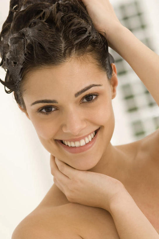 西方人,脸,头,脸颊,手,一个人,站,笑,微笑,露齿笑,竖图,室内,特写,白天,正面,洗澡,卫生间,浴室,欧洲,欧洲人,仅一个年轻女性,仅一个女性,仅一个人,撑,朦胧,模糊,洗发水,墙,托腮,注视,干净,裸露,肩膀,墙壁,墙面,白色,观察,看,清洁,托,站着,享受,健康,手部,放松,保健,赤裸,观看,单手,察看,卫生,关注,托下巴,裸,泡汤,年轻女性,女人,女性,白种人,头部,脸部,脸蛋,面部,淋浴房,站立,半身,彩图,沐浴,冲凉房,沐浴间,沐浴室