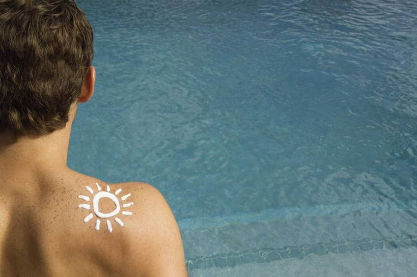 西方人,一个人,游泳池,坐,横图,俯视,室外,白天,水,太阳,欧洲,欧洲人,仅一个男性,仅一个人,朦胧,模糊,水池,水面,泳池,裸露,仅一个年轻男性,化妆品,防晒乳,防晒霜,护肤品,化妆用品,裸,护肤用品,男人,男性,年轻男性,白种人,坐着,半身,彩图,高角度拍摄