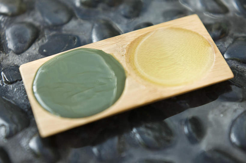 无人,横图,俯视,室外,特写,白天,石头,石子,黄色,绿色,精油,香薰,鹅卵石,放松,芳香疗法,舒心,舒缓,按摩石,香薰精油,养颜,减压,香薰疗法,植物精油,石块,彩图,高角度拍摄