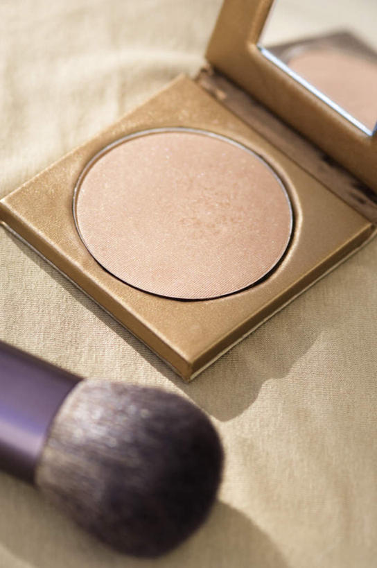 无人,竖图,俯视,室内,特写,白天,化妆,美容,镜子,桌面,桌子,静物,反射,木制,一个,化妆镜,化妆品,化妆刷,木制品,刷子,粉底液,单个,腮红刷,粉底,修饰,镜像,美容工具,护肤品,化妆用品,镜面,护肤用品,遮盖,彩妆刷,化妆工具,吸脂,光学,彩图,高角度拍摄,防晒