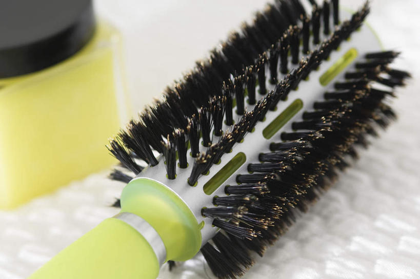 无人,横图,俯视,室内,特写,白天,桌面,桌子,静物,一把,朦胧,模糊,木制,梳子,玻璃制品,一个,玻璃瓶,木制品,瓶子,日用品,单个,美发用品,彩图,高角度拍摄