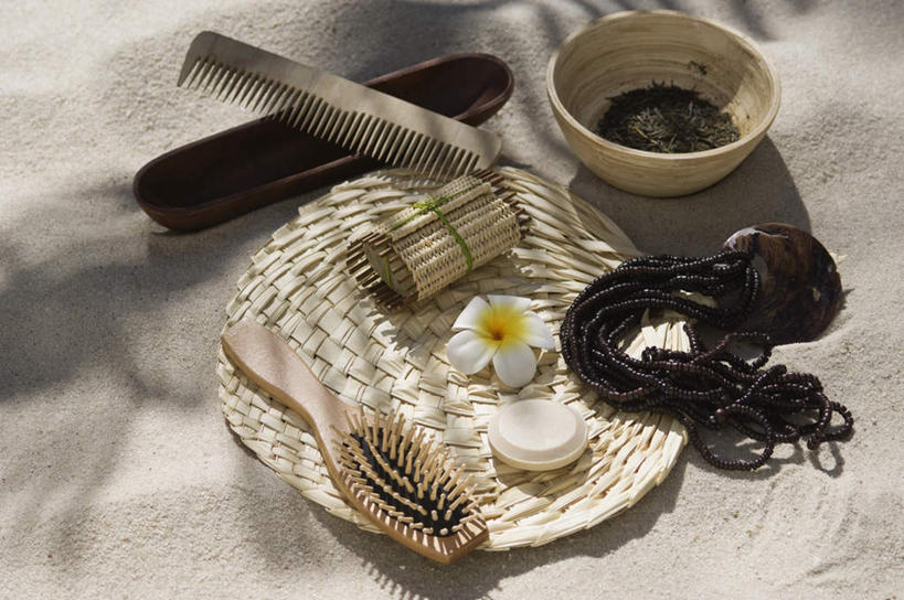 无人,横图,俯视,室外,特写,白天,化妆,美容,一块,护肤,盛开,陶瓷,陶瓷制品,花蕾,梳子,花,花瓣,花朵,鲜花,一朵,白色,化妆品,容器,肥皂,碗,香皂,日用品,洗浴用品,花苞,花蕊,清洁,保养,享受,休闲,粉底液,放松,保健,储藏,粉底,修饰,护肤品,化妆用品,储存,护肤用品,舒缓,遮盖,养颜,吸脂,美发用品,去污,紧肤,嫩肤,洗涤,彩图,高角度拍摄,贮存,防晒