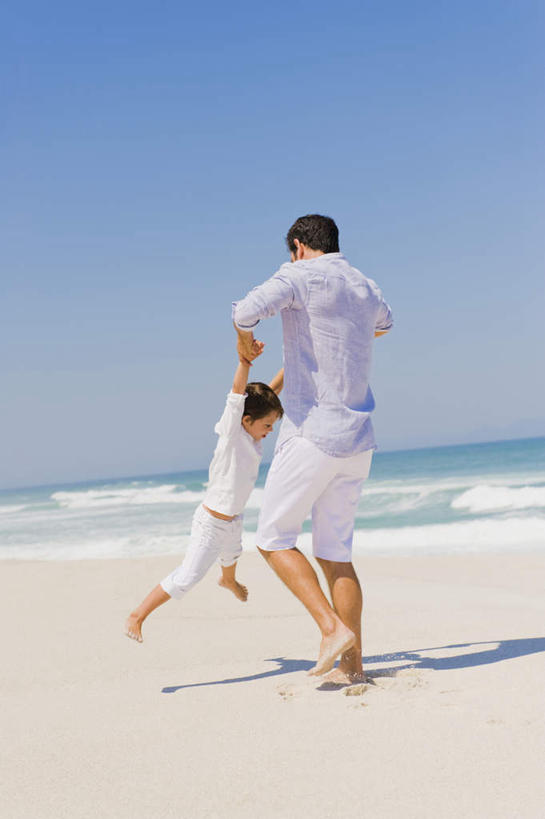 西方人,儿童,背部,两个人,家庭,父亲,儿子,握手,笑,微笑,露齿笑,竖图,室外,白天,正面,纯洁,海浪,海洋,沙滩,欧洲,欧洲人,阴影,服装,光线,沙子,影子,海岸,浪花,沙地,注视,休闲装,旋转,小孩,衣服,蓝色,蓝天,天空,阳光,海水,天,观察,看,休闲,温暖,温馨,父子,一家人,休闲服,父爱,可爱,童年,童趣,服饰,晴朗,观看,和睦,察看,关注,海景,童真,烂漫,无邪,万里无云,天真,男孩,男人,男性,年轻男性,白种人,孩子,年轻人,大海,风浪,海,海水的波动,海滩,近岸浪,涌浪,晴空,晴空万里,搀手,拉手,手拉手,手握手,彩图,全身,融洽,男生