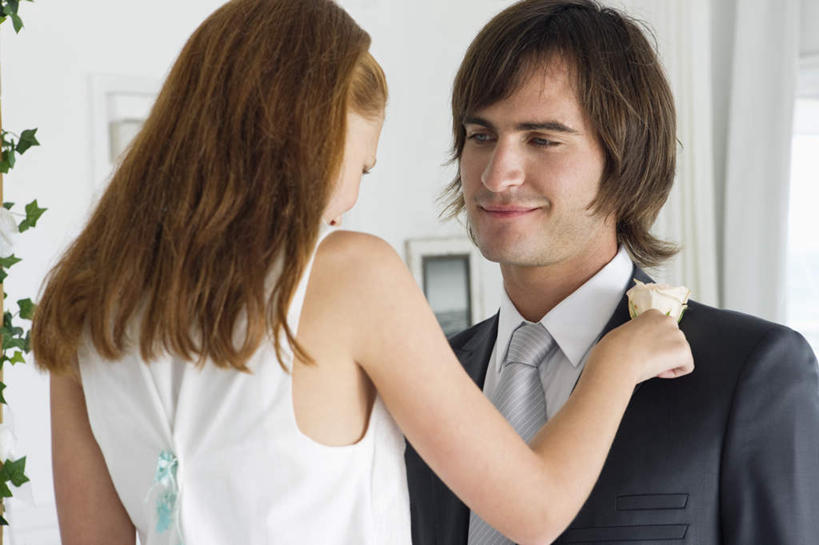 西方人,背部,两个人,新郎,站,横图,室内,白天,正面,衬衫,裙子,西装,婚礼,快乐,纯洁,欧洲,欧洲人,阴影,连衣裙,套装,正装,庆祝,反射,影子,墙,领带,结婚,职业装,相视,墙壁,墙面,白色,站着,喜庆,面对面,可爱,童年,童趣,纪念,对视,互视,相对,花童,童真,烂漫,无邪,相看,小傧相,天真,男人,男性,年轻男性,女孩,女人,女性,白种人,站立,半身,彩图,衬衣,高兴