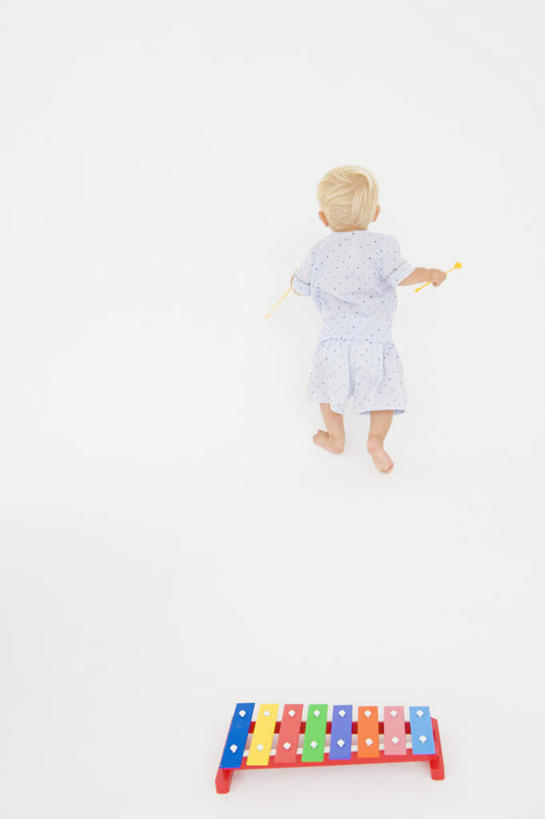 西方人,婴儿,儿童,一个人,走,竖图,俯视,室内,白天,白色背景,婴儿服装,纯洁,欧洲,欧洲人,仅一个人,阴影,服装,反射,木制,影子,乐器,一个,小孩,衣服,木制品,可爱,摄影,服饰,活泼,影棚,单个,打击乐器,木琴,衣着,穿着,宝宝,纯真,烂漫,无邪,衣饰,巴拉风,伶俐,天真,白种人,孩子,步行,散步,走路,彩图,高角度拍摄,全身,影棚拍摄,婴儿服,拍摄