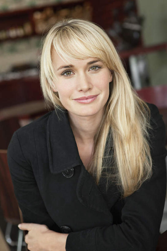 西方人,一个人,坐,笑,微笑,竖图,室内,白天,正面,欧洲,欧洲人,仅一个年轻女性,仅一个女性,仅一个人,服装,注视,休闲装,衣服,观察,看,休闲,休闲服,服饰,观看,察看,关注,咖啡店,咖啡屋,年轻女性,女人,女性,白种人,坐着,半身,彩图,咖啡馆