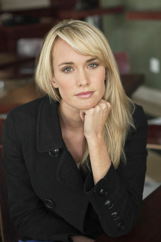 西方人,一个人,坐,竖图,室内,白天,正面,欧洲,欧洲人,仅一个年轻女性,仅一个女性,仅一个人,撑,服装,朦胧,模糊,托腮,注视,休闲装,衣服,观察,看,托,休闲,休闲服,服饰,观看,察看,关注,托下巴,咖啡店,咖啡屋,年轻女性,女人,女性,白种人,坐着,半身,彩图,咖啡馆