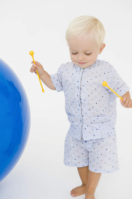 西方人,婴儿,儿童,一个人,站,竖图,室内,白天,白色背景,正面,游戏,纯洁,玩具,欧洲,欧洲人,仅一个人,握,服装,乐器,拿,玩,拿着,注视,休闲装,娱乐,小孩,衣服,观察,看,站着,休闲,休闲服,可爱,益智,握着,服饰,活泼,观看,活动,打击乐器,察看,木琴,发泄,关注,消遣,智力,宝宝,纯真,烂漫,无邪,宣泄,巴拉风,敲打琴,敲琴,手敲木琴,伶俐,天真,白种人,孩子,玩耍,嬉戏,站立,半身,彩图