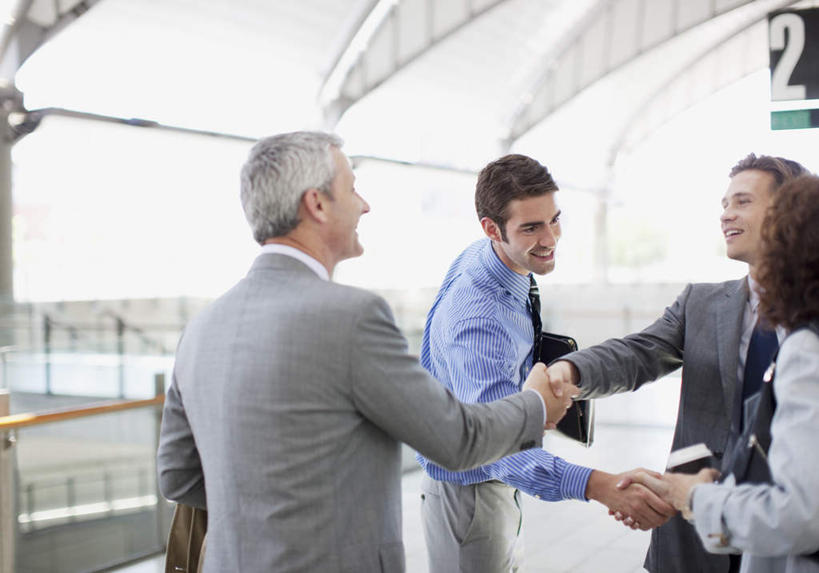 西方人,背部,四个人,同事,商务人士,商务男性,商务女性,站,握手,横图,室内,白天,正面,衬衫,成功,合作,团队,信心,杯子,欧洲,欧洲人,握,套装,包,瓷器,公文包,咖啡杯,领带,陶瓷制品,拿,拿着,注视,队伍,相视,观察,看,站着,面对面,握着,公事包,观看,对视,察看,领导,互视,象征,庄重,成就,关注,瓷杯,相对,商务装,身份,合伙,领袖,工薪阶层,相看,正式,地位,男人,男性,年轻男性,女人,女性,中年男性,中年女性,白种人,白领,上班族,搀手,拉手,手搀手,手拉手,手牵手,手握手,站立,半身,彩图,衬衣