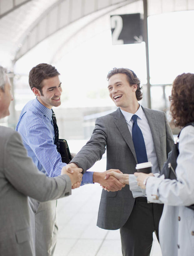 西方人,背部,四个人,同事,商务人士,商务男性,商务女性,站,握手,竖图,室内,白天,正面,衬衫,成功,合作,团队,信心,杯子,欧洲,欧洲人,握,套装,包,瓷器,公文包,咖啡杯,领带,陶瓷制品,拿,拿着,注视,队伍,相视,观察,看,站着,面对面,握着,公事包,观看,对视,察看,领导,互视,象征,庄重,成就,关注,瓷杯,相对,商务装,身份,合伙,领袖,工薪阶层,相看,正式,地位,男人,男性,年轻男性,女人,女性,中年男性,中年女性,白种人,白领,上班族,搀手,拉手,手搀手,手拉手,手牵手,手握手,站立,半身,彩图,衬衣