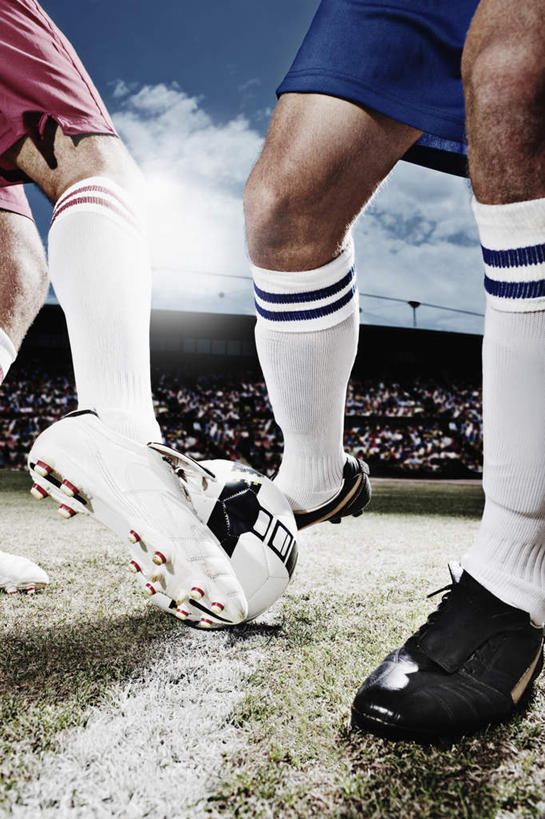 西方人,腿部,腿,两个人,运动员,竖图,室外,白天,仰视,运动服,运动鞋,锻炼,快乐,比赛,运动,竞争,足球,鞋子,欧洲,欧洲人,踢,阴影,服装,光线,影子,云,云朵,足球装备,足球运动员,云彩,娱乐,运动器械,袜子,衣服,蓝色,白云,蓝天,天空,阳光,天,休闲,健身器械,服饰,晴朗,休闲鞋,长袜,体育运动,衣着,穿着,健身器材,长筒袜,蹴鞠,衣饰,长统袜,体育,足球运动,男人,男性,年轻男性,白种人,晴空,体育运动员,运动选手,半身,彩图,低角度拍摄,健身,运动器材,运动装