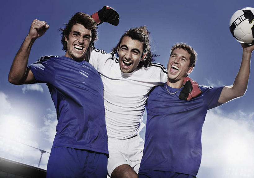 西方人,三个人,伙伴,朋友,运动员,足球场,站,举,抱,笑,微笑,露齿笑,横图,室外,白天,仰视,运动服,友谊,安全,合作,团队,足球,草地,草坪,植物,欧洲,欧洲人,握,服装,朦胧,模糊,云,云朵,防护,足球装备,足球运动员,云彩,注视,鼓励,运动器械,草,衣服,蓝色,绿色,白云,蓝天,天空,手套,天,观察,加油,看,手势,托,握拳,站着,健身器械,战略,打气,握着,服饰,晴朗,抱着,观看,保护,察看,搂着,衣着,穿着,关注,鼓舞,保险,健身器材,绿茵场,保全,周全,安稳,安定,联合,合谋,蹴鞠,防护手套,衣饰,配合,平安,协作,足球运动,男人,男性,年轻男性,白种人,晴空,体育运动员,运动选手,举起,举手,举着,搂,搂抱,向上举,向上伸,向上托,站立,半身,彩图,低角度拍摄,足球比赛场地,运动器材,运动装