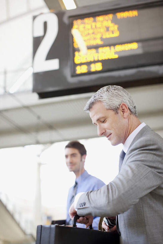 西方人,两个人,同事,商务人士,商务男性,机场,走,竖图,室内,白天,仰视,衬衫,成功,合作,团队,集体,信心,显示器,飞机场,欧洲,欧洲人,握,套装,朦胧,模糊,包,标志,公文包,屏幕,数字,文字,字符,拿,拿着,注视,标识,显示屏,队伍,低头,观察,看,握着,阿拉伯数字,公事包,观看,察看,领导,成就,关注,商务装,合伙,领袖,工薪阶层,输出设备,男人,男性,年轻男性,中年男性,白种人,白领,上班族,航空站,空港,步行,散步,走路,半身,彩图,低角度拍摄,衬衣