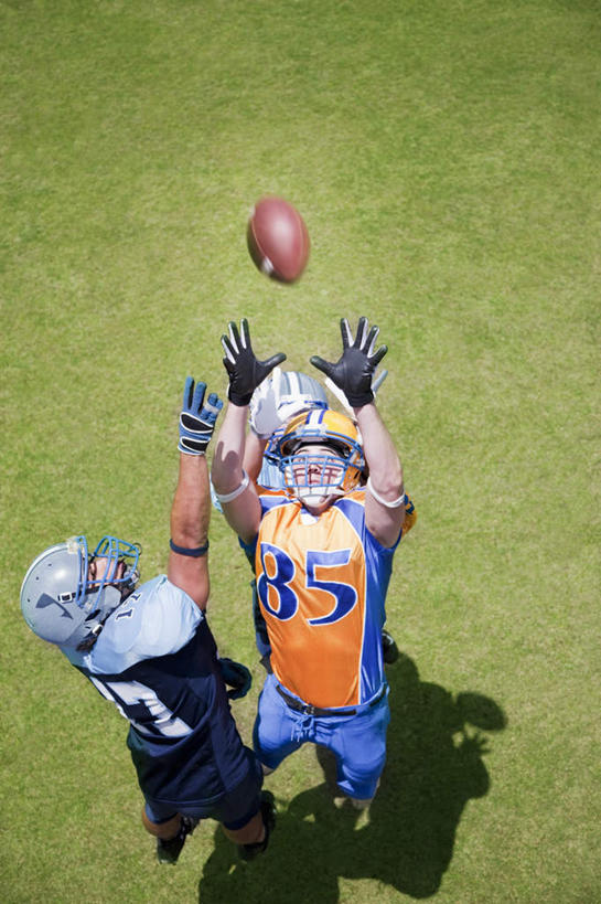 东方人,西方人,两个人,伙伴,朋友,运动员,跳,举,竖图,俯视,室外,白天,运动服,锻炼,友谊,成功,运动,合作,团队,信心,竞争,橄榄球,草地,草坪,植物,帽子,欧洲,欧洲人,亚洲,阴影,服装,装饰,光线,头盔,影子,半空,速度,注视,黄种人,运动器械,队伍,草,衣服,绿色,阳光,安全帽,手套,观察,看,托,温暖,健身器械,力量,平衡,战略,服饰,观看,保暖,华丽,协调,点缀,察看,衣着,御寒,成就,穿着,关注,健身器材,灵敏,合伙,柔韧,联合,合谋,衬托,美观,雅致,雅观,美式橄榄球,耐力,衣饰,配合,体育,协作,美式足球,男人,男性,年轻男性,白种人,亚洲人,体育运动员,运动选手,举起,举手,举着,抬头,跳跃,向上举,向上伸,向上托,仰头,彩图,高角度拍摄,全身,健身,运动器材,运动装