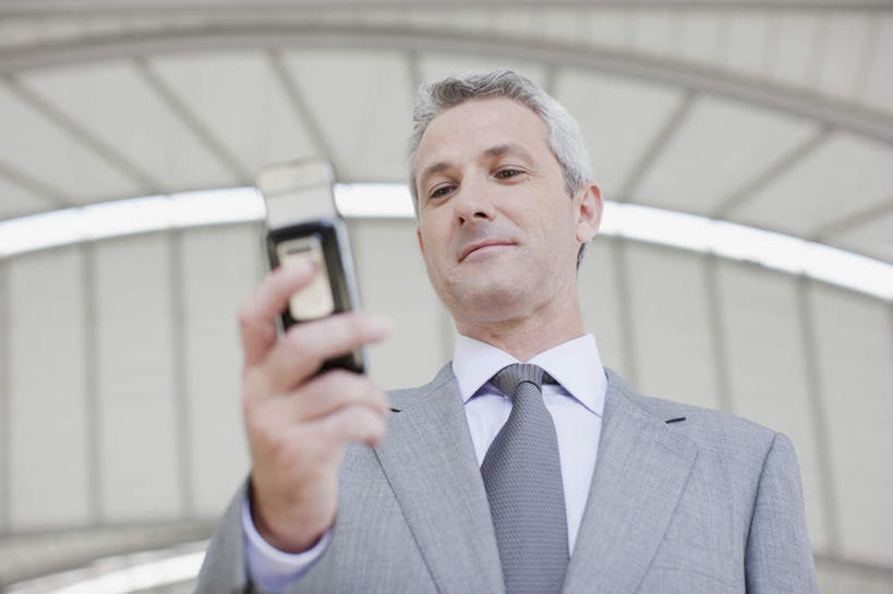 西方人,一个人,商务人士,商务男性,站,打电话,横图,室内,白天,仰视,衬衫,电话,手机,欧洲,欧洲人,仅一个男性,仅一个人,仅一个中年男性,握,阴影,套装,朦胧,模糊,反射,影子,拿,拿着,注视,通讯设备,一个,观察,看,站着,握着,单个,观看,察看,关注,商务装,工薪阶层,交流,男人,男性,中年男性,白种人,白领,上班族,沟通,通话,站立,半身,彩图,低角度拍摄,衬衣