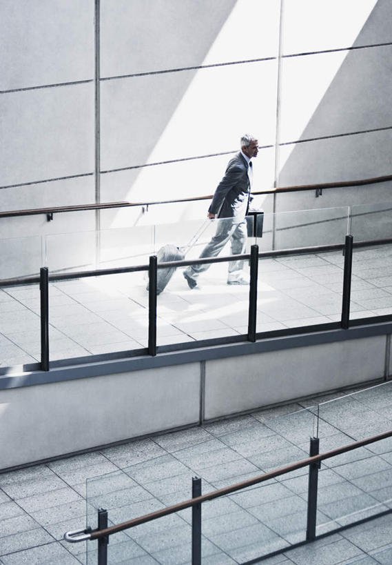 西方人,一个人,商务人士,商务男性,栏杆,走,竖图,俯视,室内,白天,衬衫,欧洲,欧洲人,仅一个男性,仅一个人,仅一个中年男性,握,阴影,套装,光线,包,扶手,公文包,拉杆箱,旅行箱,影子,墙,拿,拿着,注视,护栏,墙壁,墙面,白色,阳光,行李箱,箱子,观察,看,握着,公事包,观看,出差,察看,关注,商务装,工薪阶层,男人,男性,中年男性,白种人,白领,上班族,步行,散步,走路,彩图,高角度拍摄,全身,衬衣,旅行