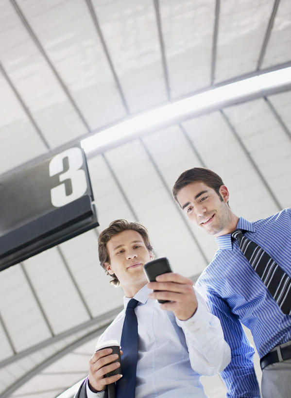 西方人,两个人,同事,商务人士,商务男性,机场,站,笑,打电话,微笑,露齿笑,竖图,室内,白天,仰视,衬衫,成功,合作,团队,集体,信心,飞机场,指示牌,电话,手机,欧洲,欧洲人,敲打,握,套装,朦胧,模糊,标志,文字,字符,字母,拿,拿着,注视,输入,通讯设备,标识,队伍,打字,低头,观察,看,站着,握着,观看,点击,敲击,察看,领导,成就,关注,商务装,合伙,领袖,工薪阶层,阿拉伯文,阿拉伯语,阿拉伯字母,交流,按键,男人,男性,年轻男性,白种人,白领,上班族,航空站,空港,沟通,通话,站立,半身,彩图,低角度拍摄,衬衣